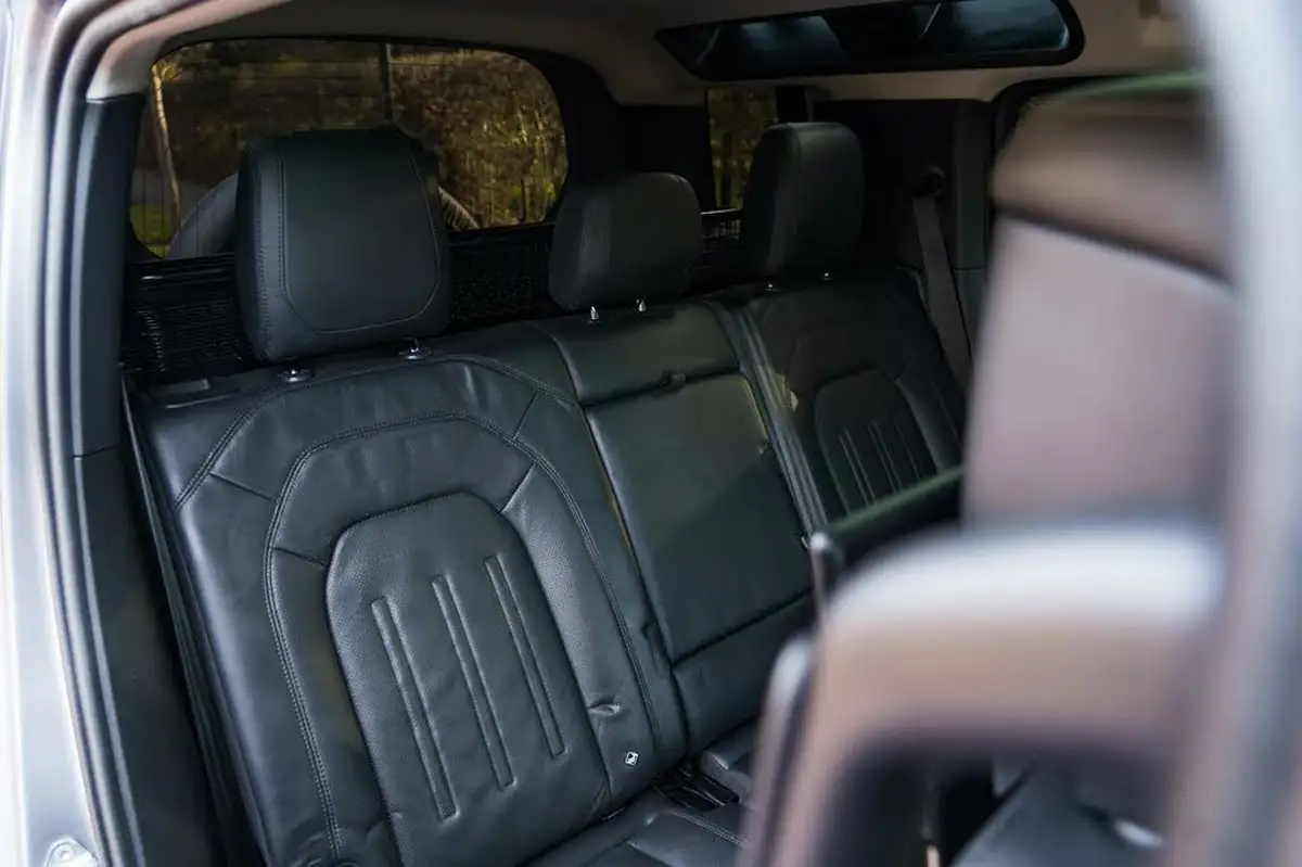 2021-land-rover-110-defender-30-d250-hse-big-40