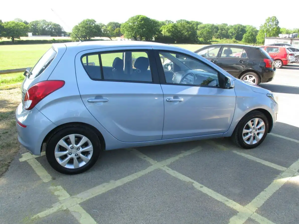 2014-hyundai-i20-12-active-5d-big-6