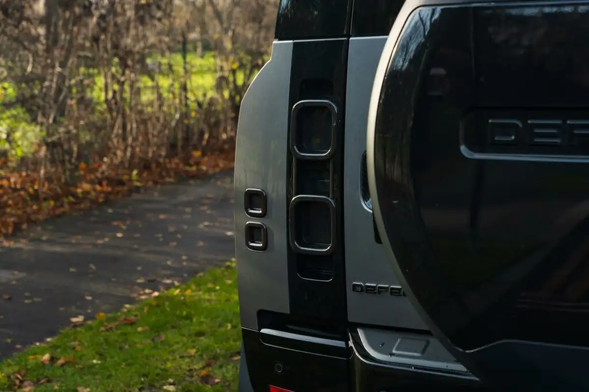2021-land-rover-110-defender-30-d250-hse-big-12