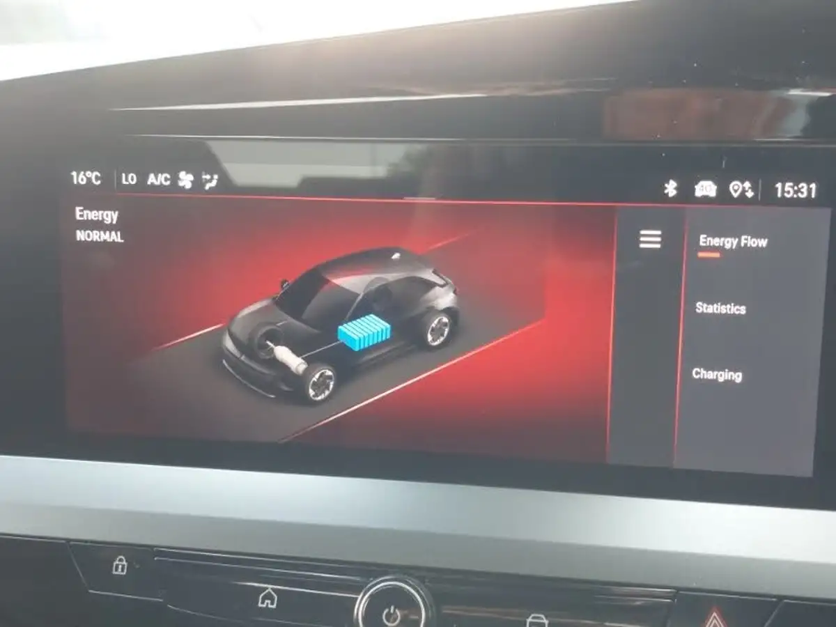 2025-vauxhall-mokka-e-gs-electric-big-12