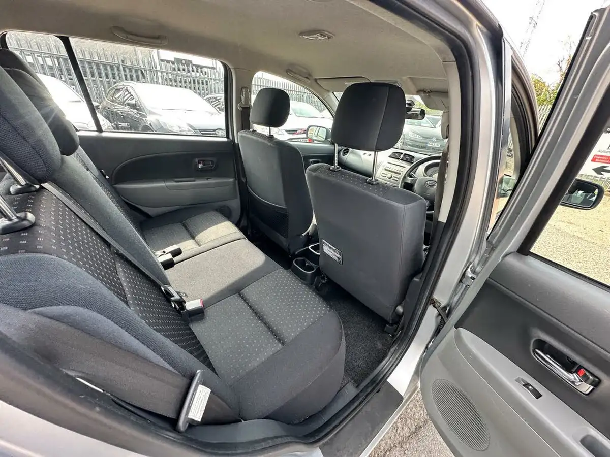 2009-daihatsu-sirion-13-se-big-22