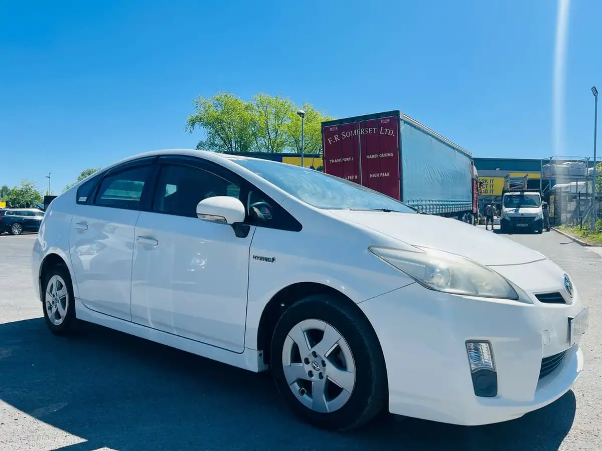 2011-toyota-prius-big-0