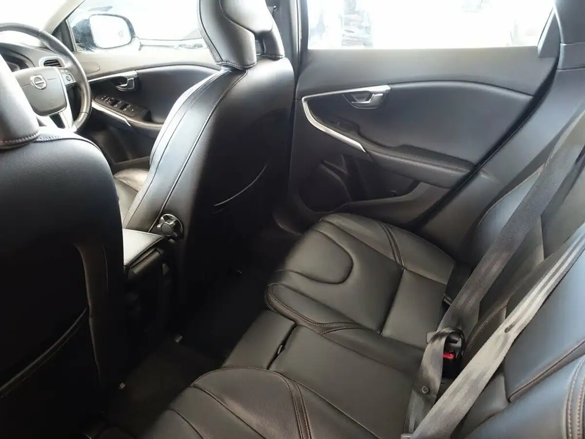 2018-volvo-v40-15-t3-cross-country-pro-big-15
