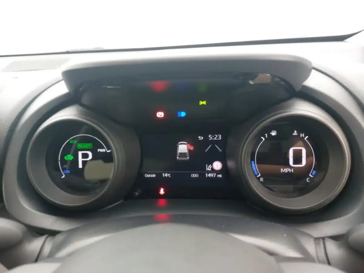 2024-toyota-yaris-15-vvt-i-design-big-10
