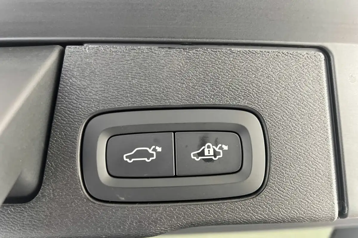 2024-volvo-xc60-20-t8-ultra-black-edition-big-24