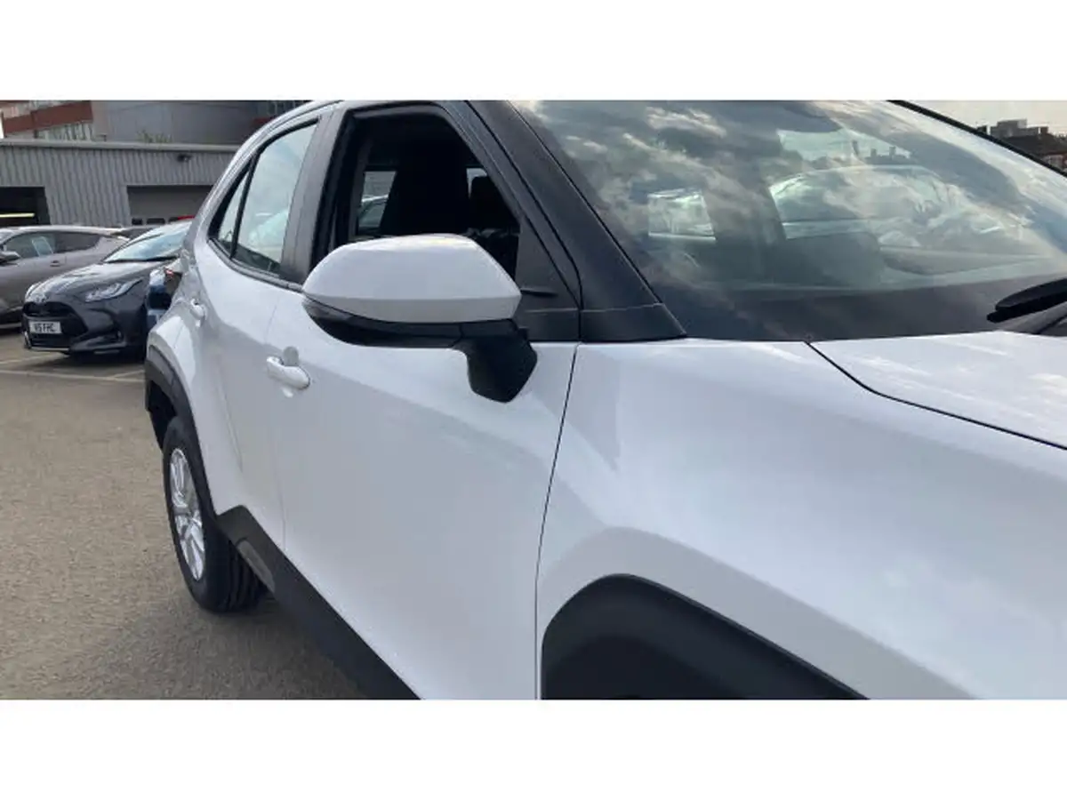 2022-toyota-yaris-cross-15-vvt-i-icon-big-30