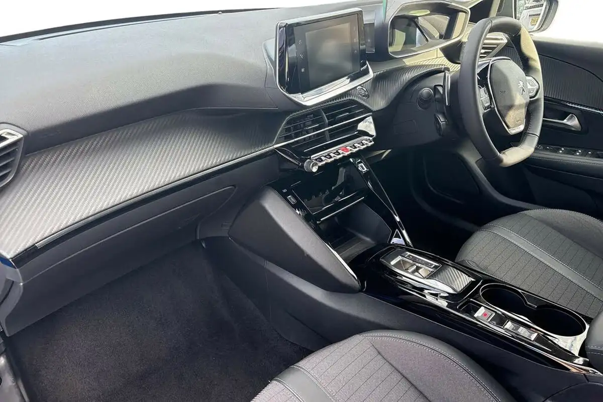 2023-peugeot-208-12-puretech-allure-premium-130ps-eat8-big-14