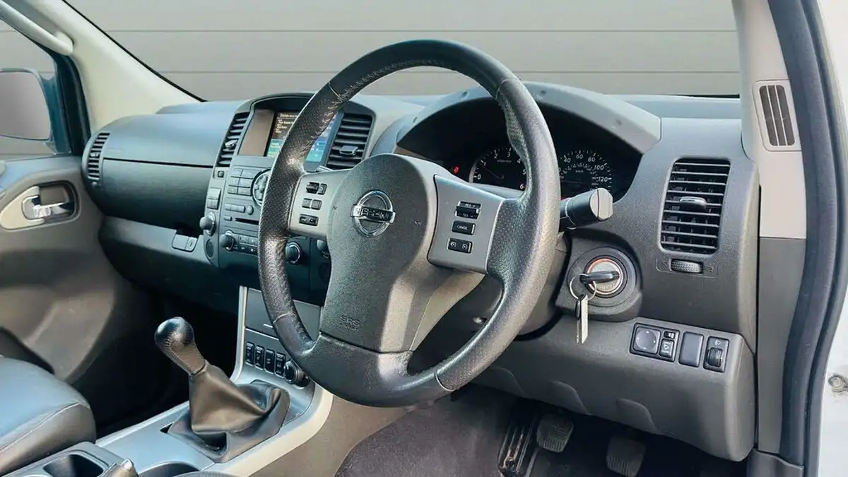 2012-nissan-navara-25td-tekna-eu-v-big-28