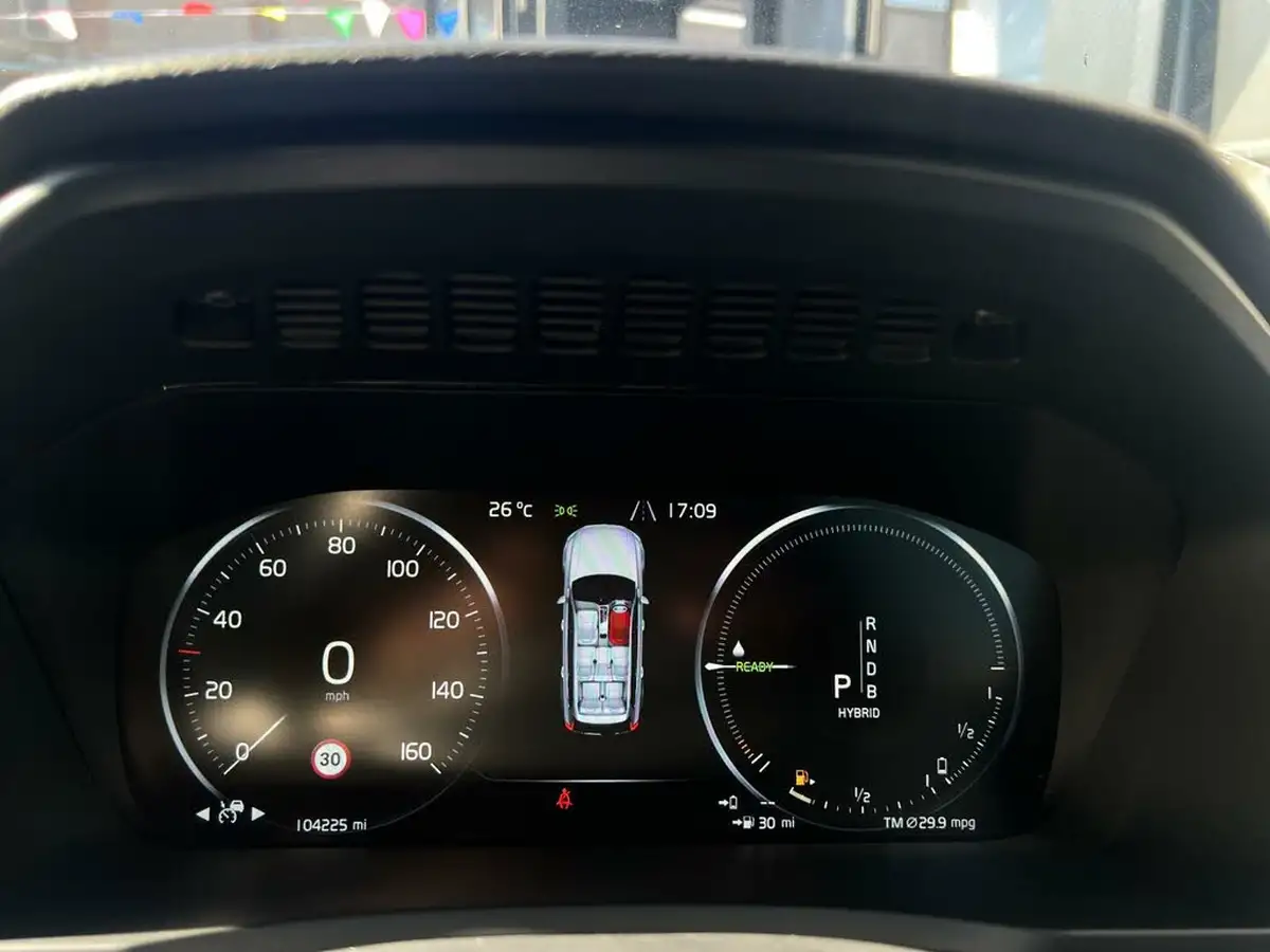 2017-volvo-xc90-20-t8-momentum-momentum-hybrid-auto-big-40