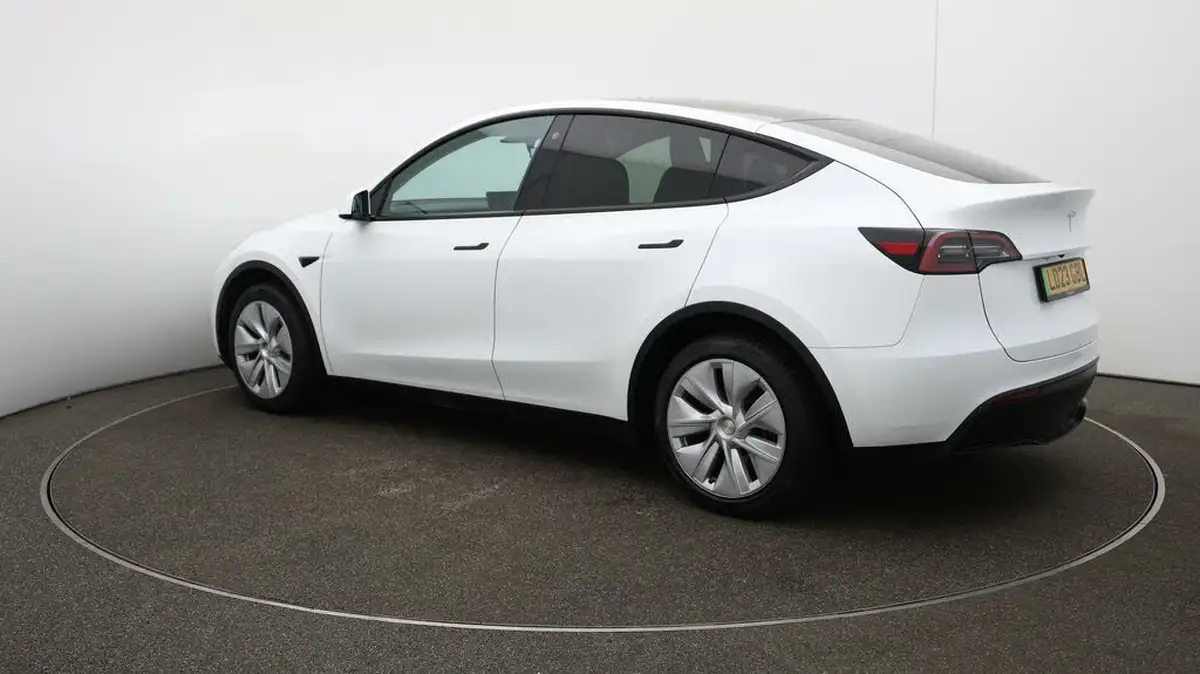 2023-tesla-model-y-e-rwd-big-32