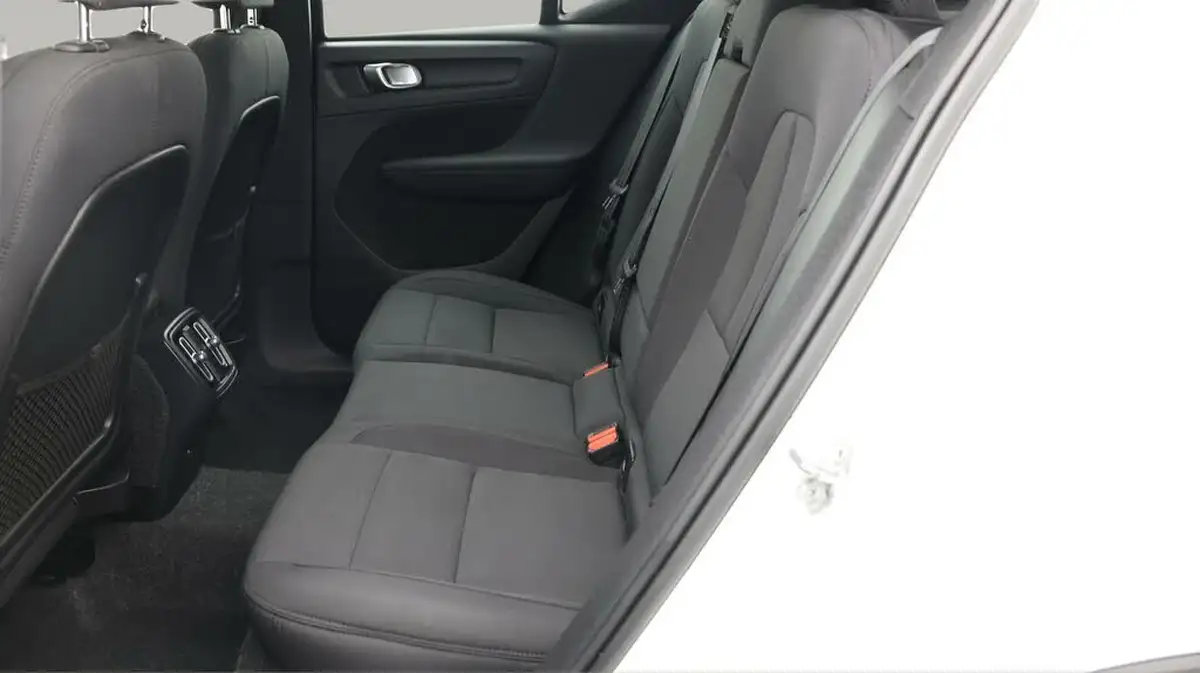 2020-volvo-xc40-20td-d3-momentum-geartronic-big-15