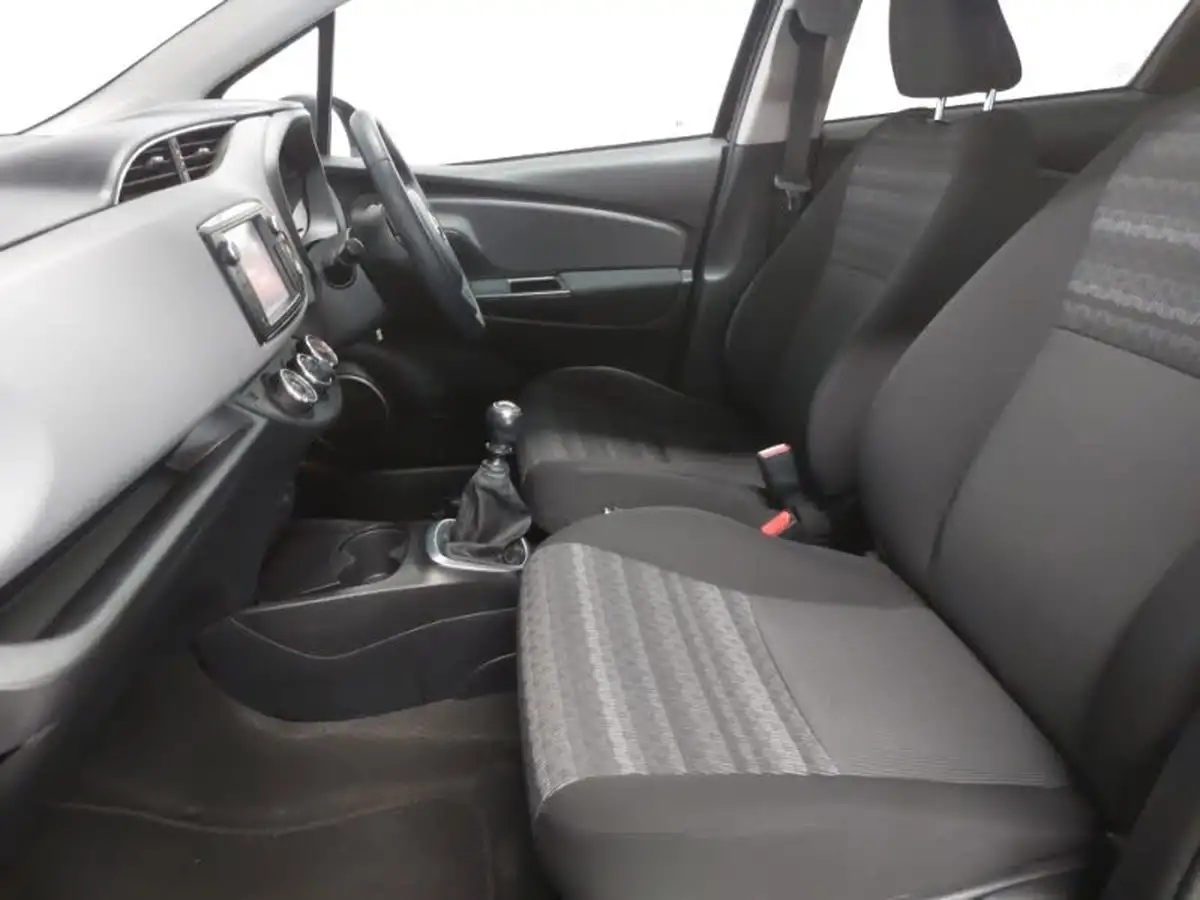 2016-toyota-yaris-133-icon-vvt-i-5d-big-4