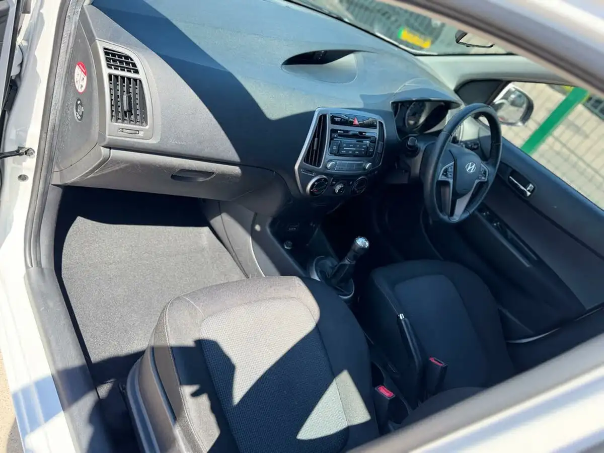 2014-hyundai-i20-12-active-5d-big-36