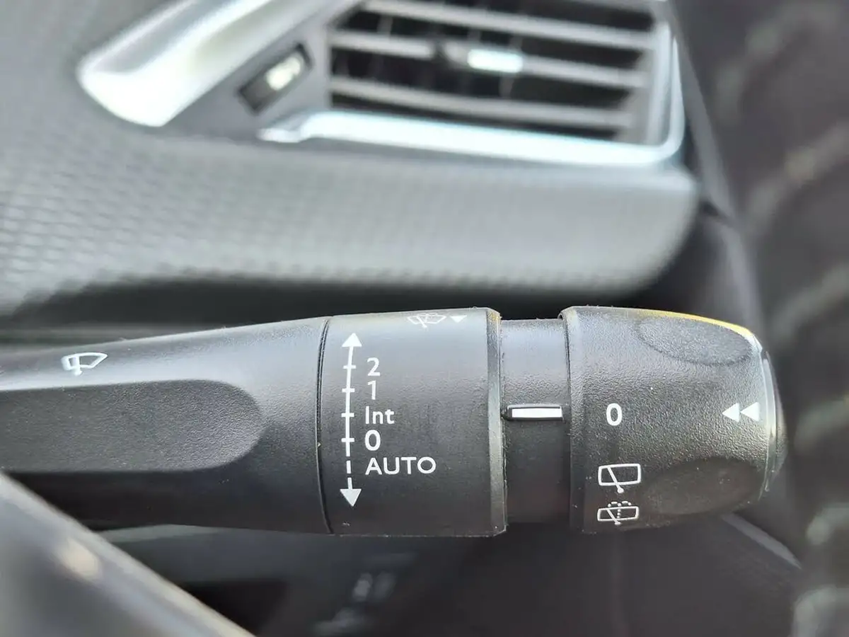 2019-peugeot-208-12-puretech-signature-big-25
