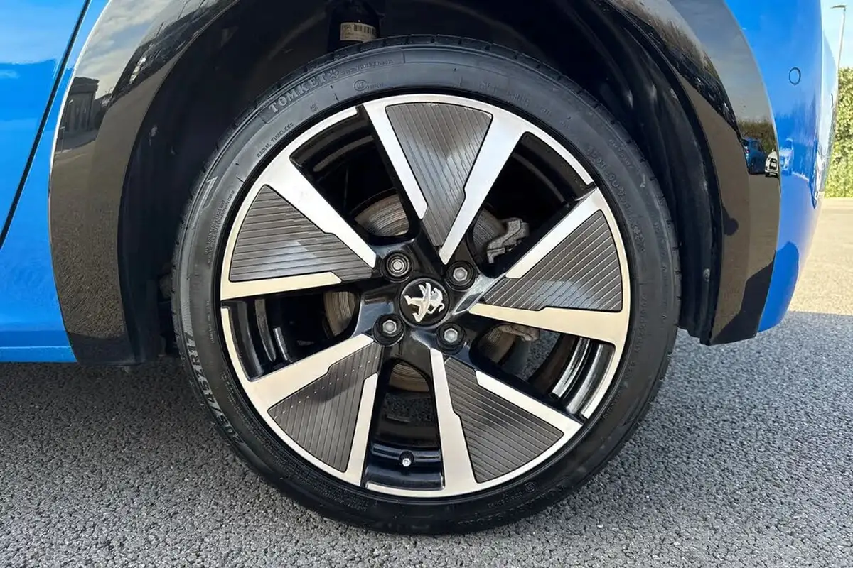 2021-peugeot-208-e-gt-premium-big-22