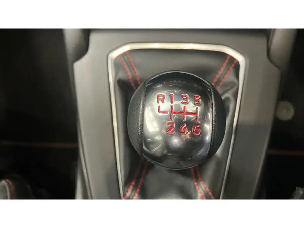 2023-ford-focus-23t-st-hatchback-big-35