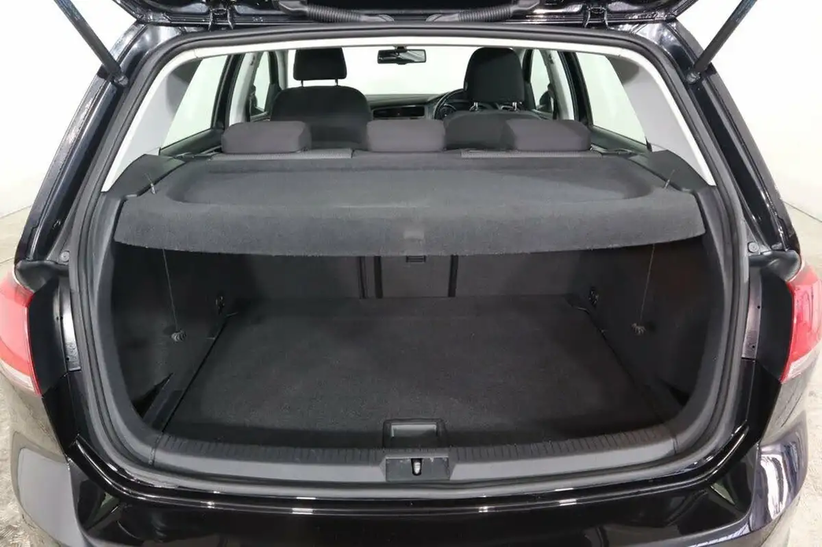 2015-volkswagen-golf-20tdi-match-bmtss-5d-dsg-big-8