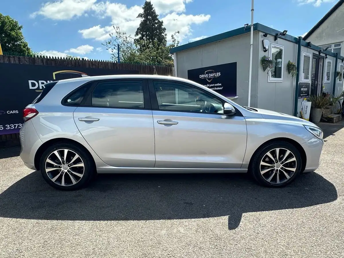 2017-hyundai-i30-16crdi-se-nav-110ps-blue-drive-hatchback-big-2
