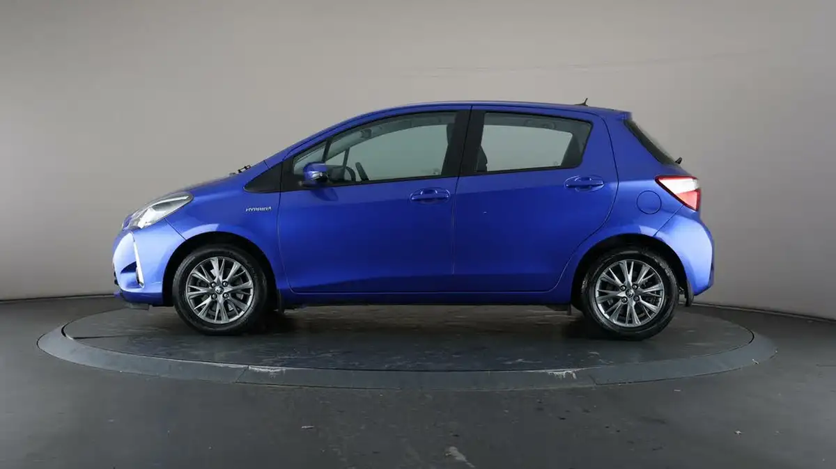2018-toyota-yaris-15-vvt-i-icon-hybrid-big-36