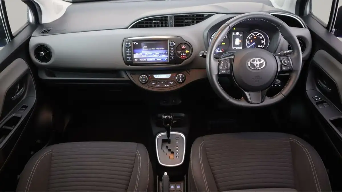 2018-toyota-yaris-15-vvt-i-icon-hybrid-big-12
