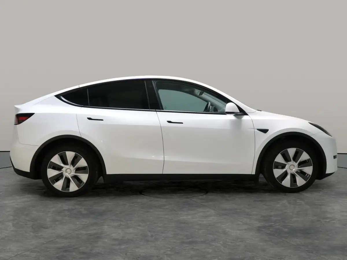 2023-tesla-model-y-e-rwd-big-12