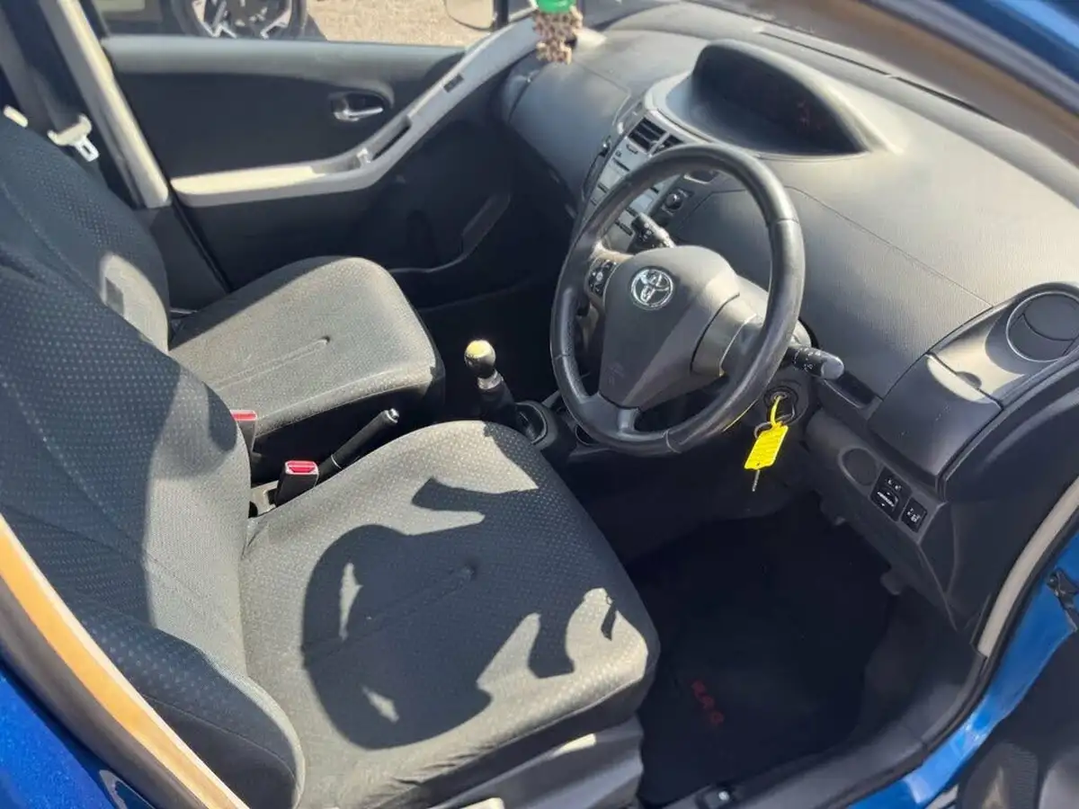 2010-toyota-yaris-10-tr-5d-big-6
