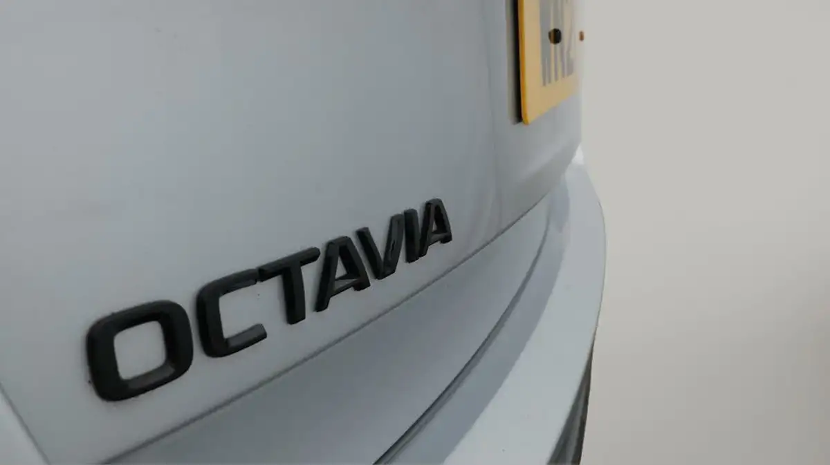 2021-skoda-octavia-20tdi-vrs-estate-big-20