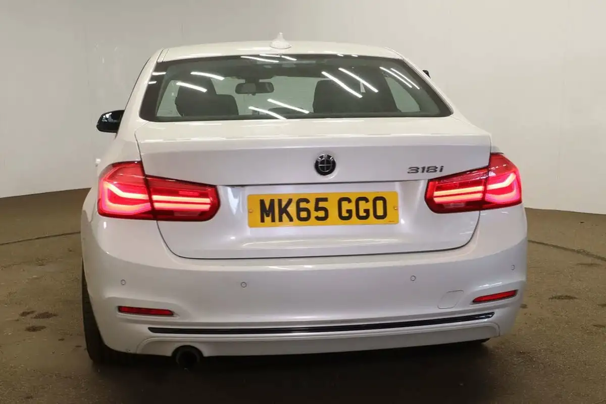 2016-bmw-3-series-15-318i-sport-saloon-4d-auto-big-6