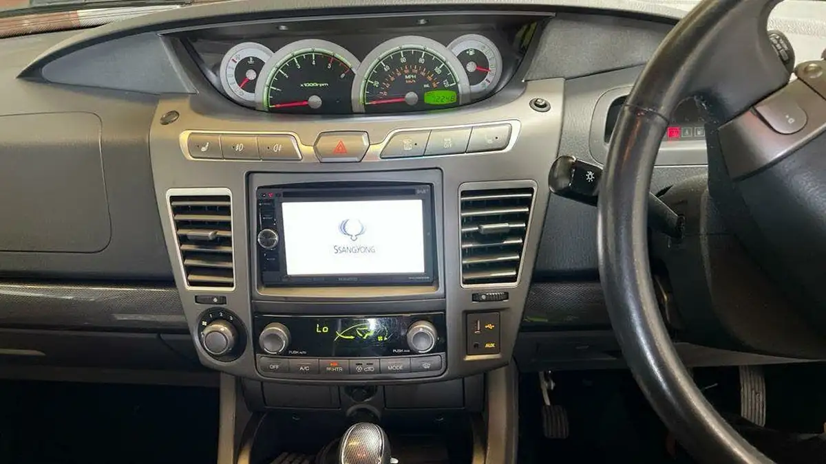 2015-kgm-ssangyong-turismo-20td-ex-awd-big-4