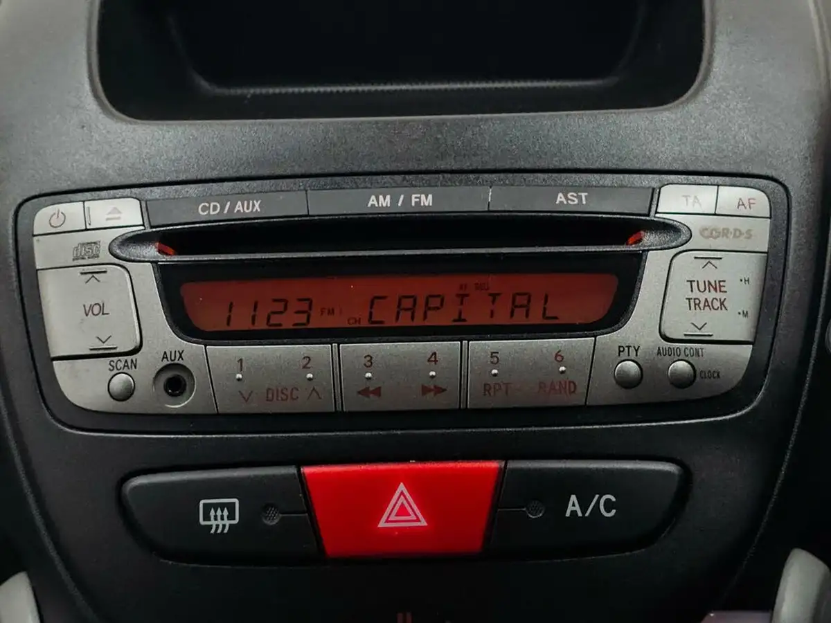 2013-toyota-aygo-10-aygo-fire-5d-big-49