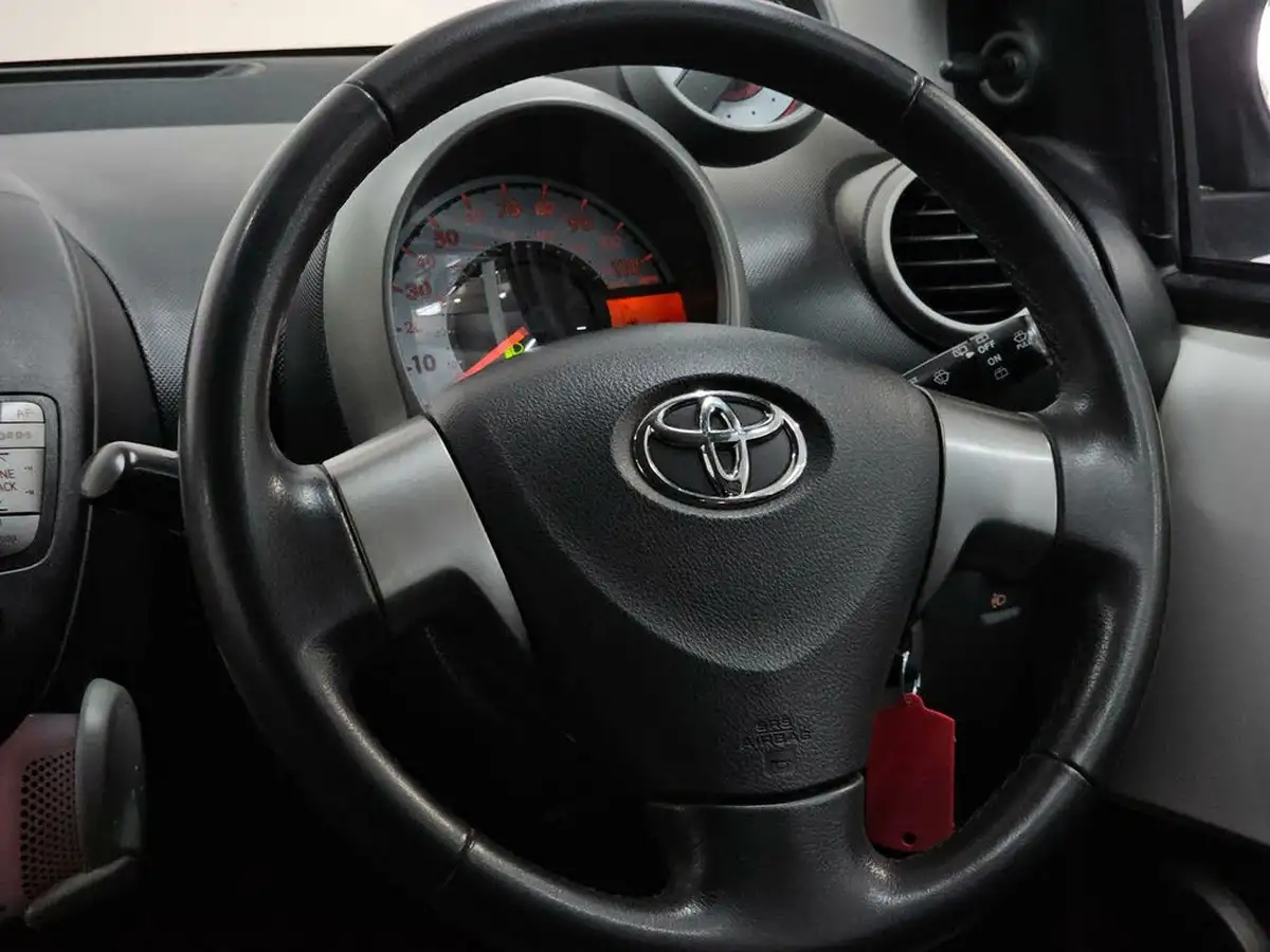 2013-toyota-aygo-10-aygo-fire-5d-big-25