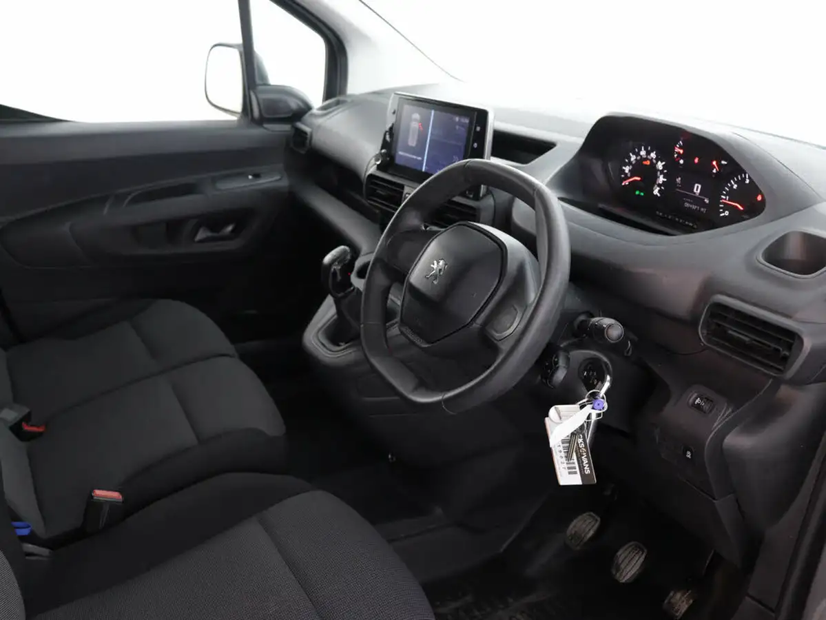2019-peugeot-partner-16bluehdi-1000-professional-big-26