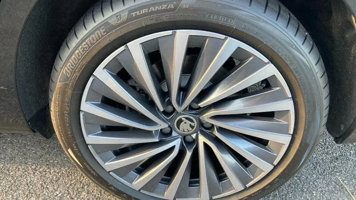 2025-skoda-superb-20tdi-laurin-klement-193ps-4x4-estate-big-12