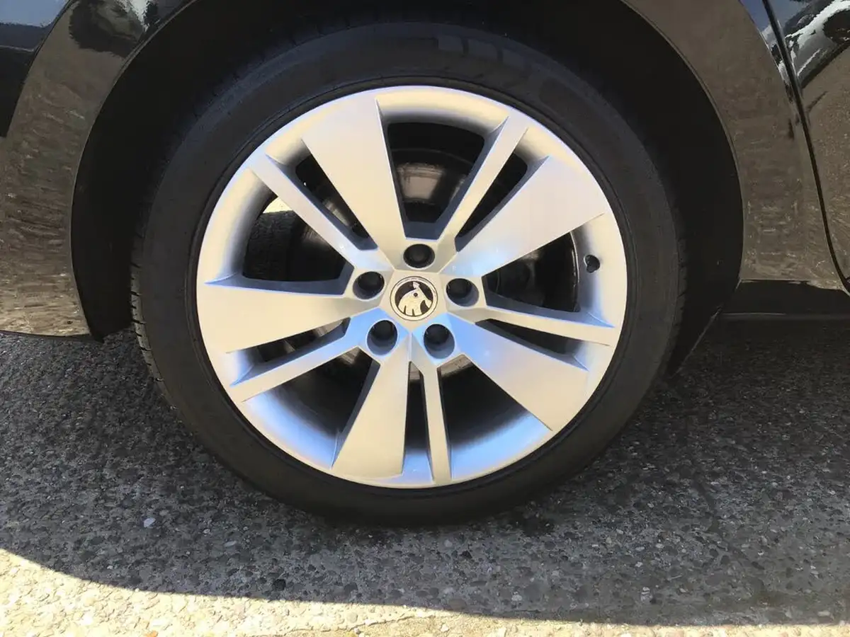 2018-skoda-superb-20tdi-se-l-executive-150ps-scr-hatchback-big-11