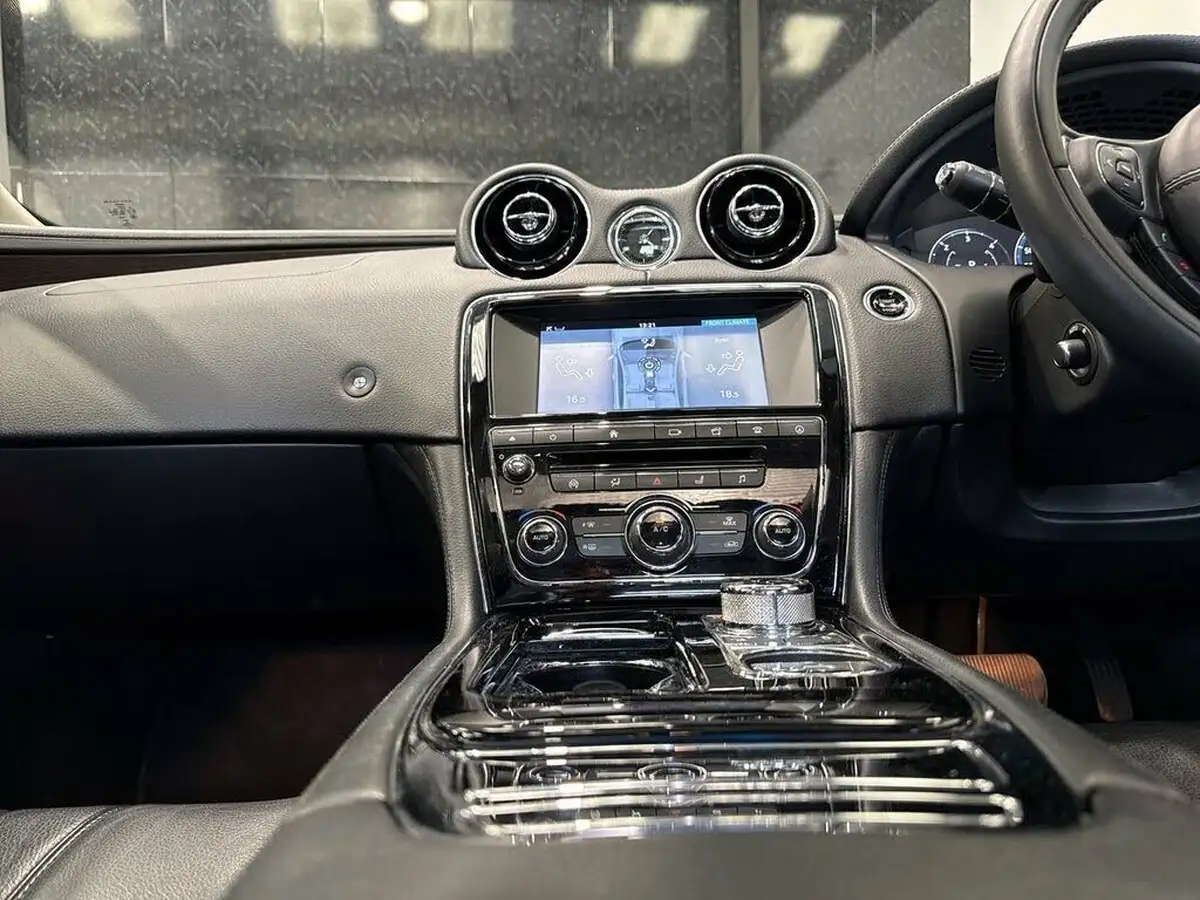 2016-jaguar-xj-series-30td-xj-luxury-swb-saloon-big-43