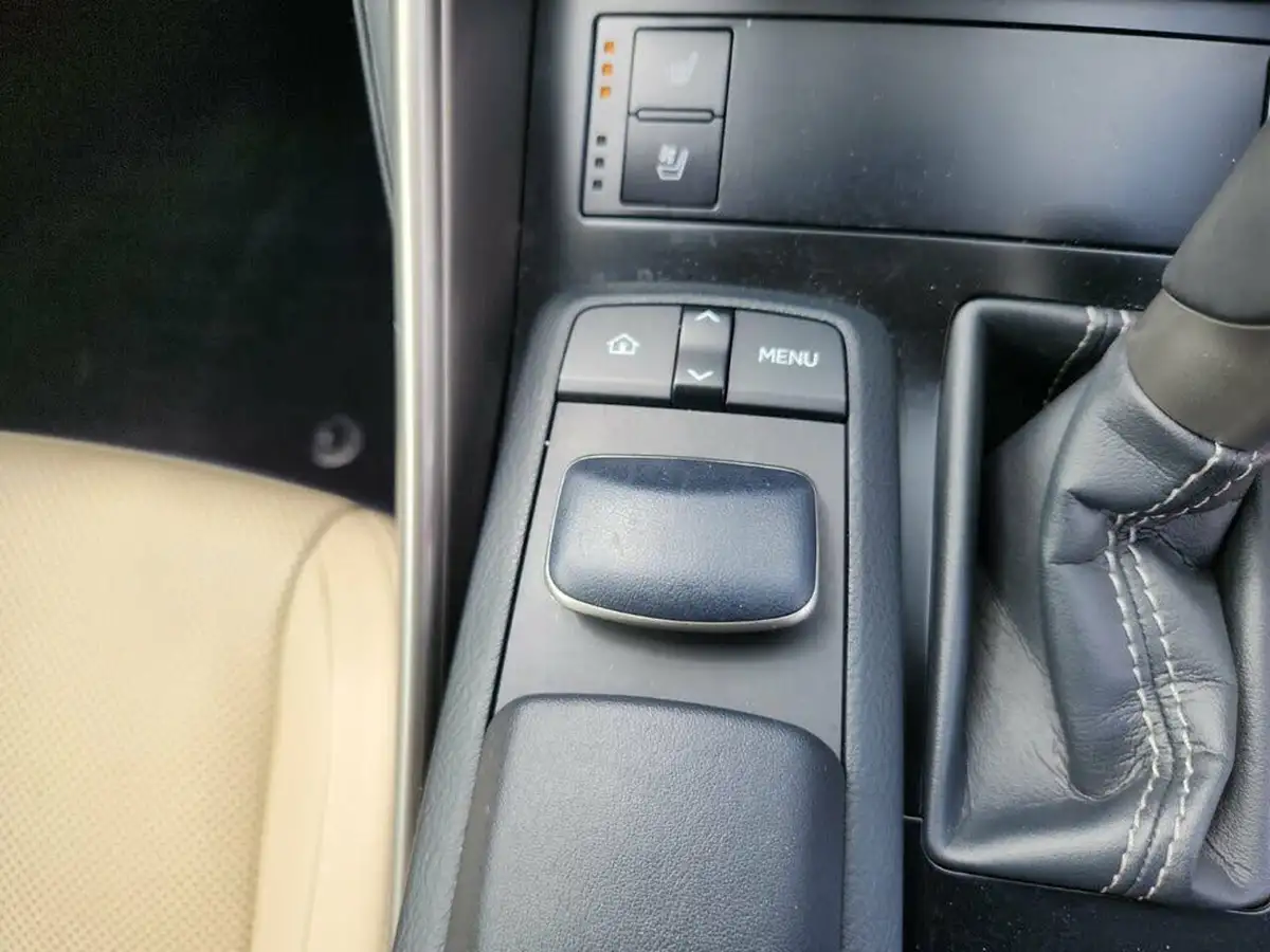 2014-lexus-is-300h-25-premier-big-37