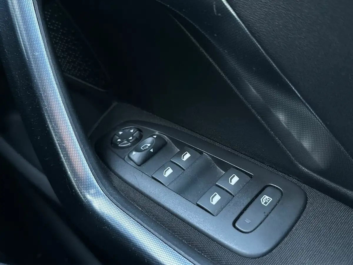 2018-peugeot-2008-suv-12-puretech-allure-82bhp-ss-big-19