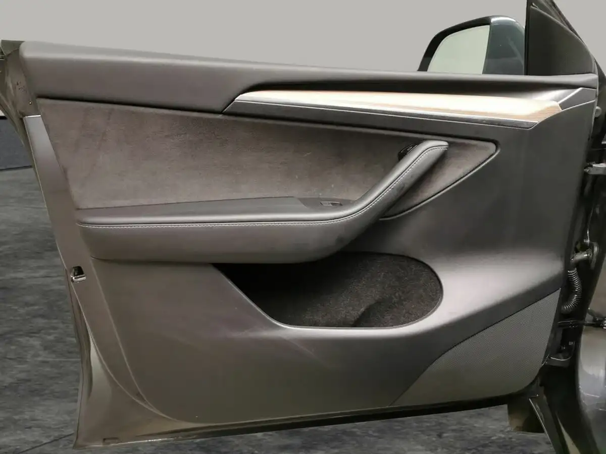 2022-tesla-model-y-e-long-range-big-28