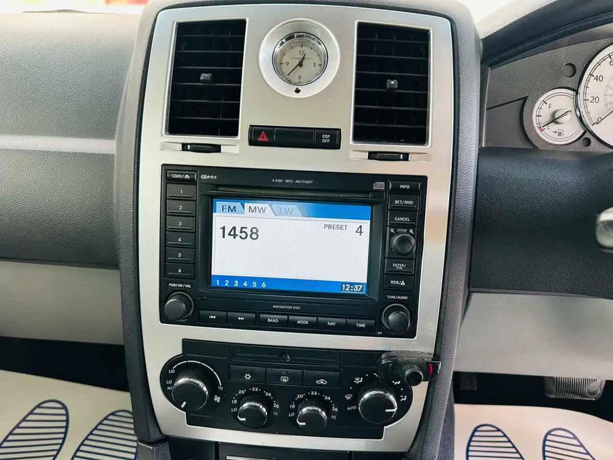 2007-chrysler-300c-30td-saloon-4d-big-10