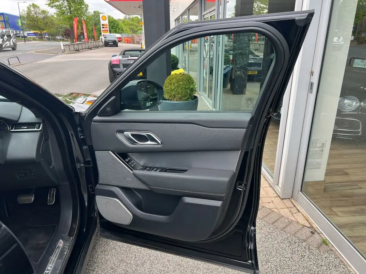 2022-land-rover-range-rover-velar-20-d200-velar-big-23