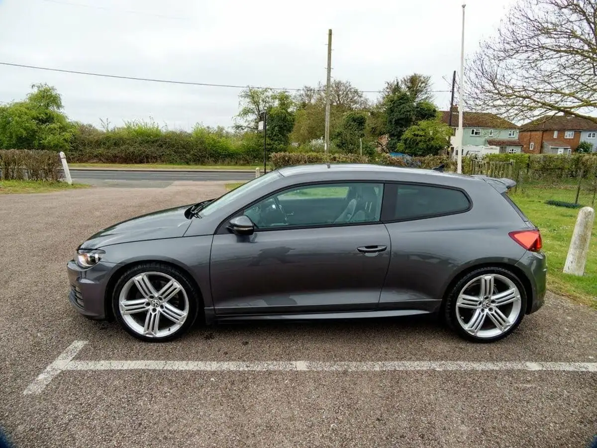 2016-volkswagen-scirocco-20-tsi-r-line-big-16