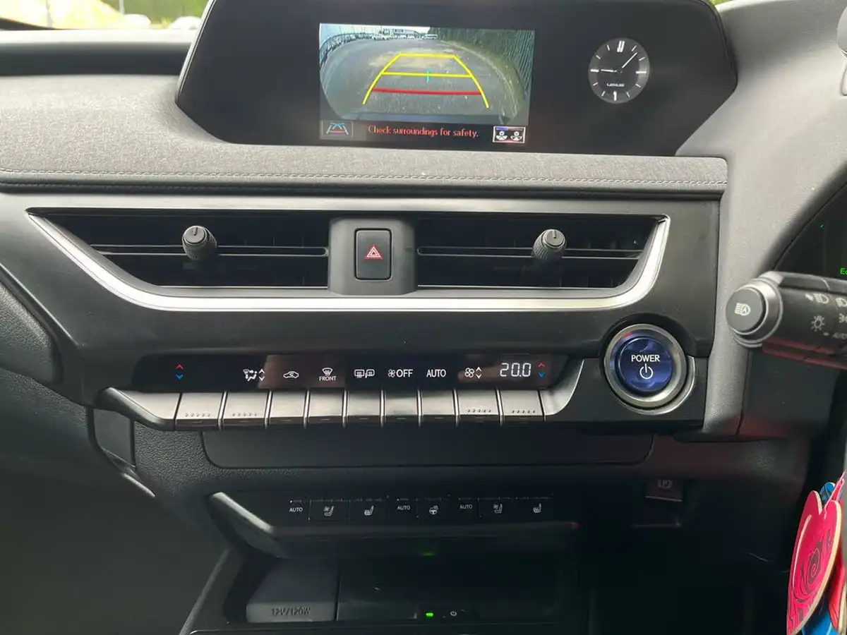 2021-lexus-ux-300e-e-ux-big-13