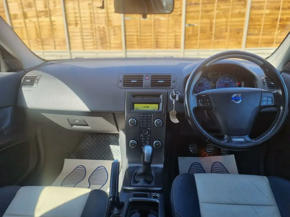 2010-volvo-c30-16td-r-design-big-24