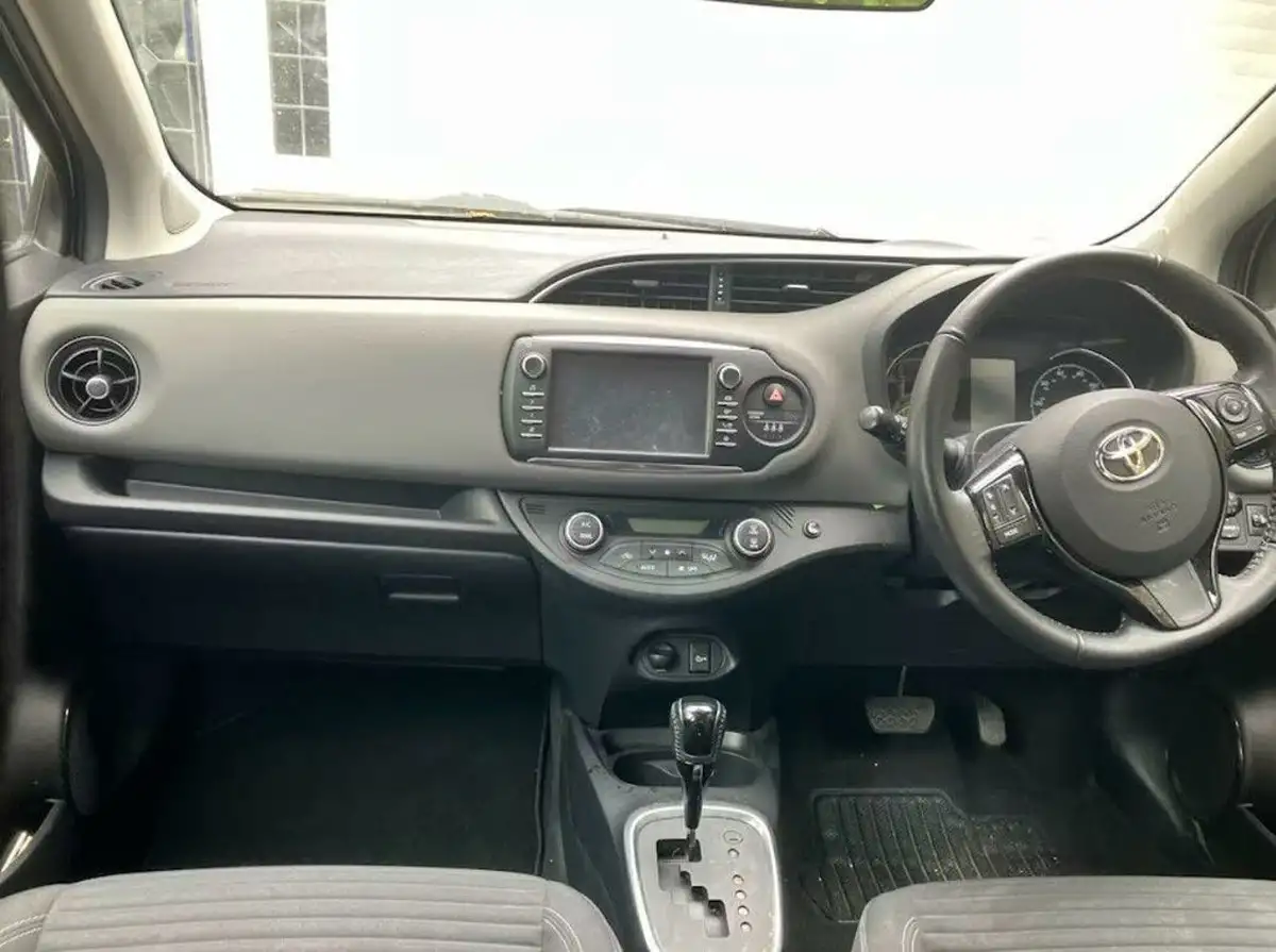 2018-toyota-yaris-15-vvt-i-icon-tech-98bhp-hybrid-1497cc-e-cvt-big-4