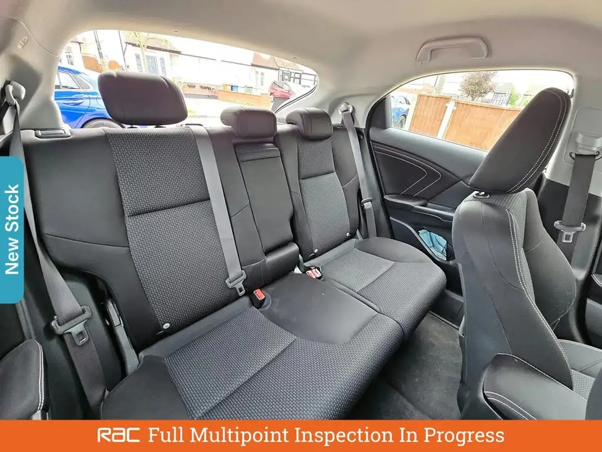2016-honda-civic-16-i-dtec-se-plus-navi-hatchback-big-3