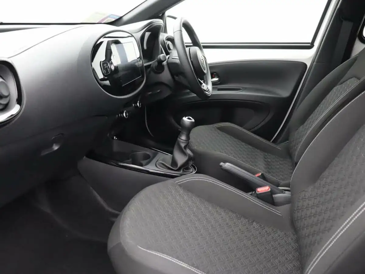 2024-toyota-aygo-x-10-vvt-i-edge-big-31