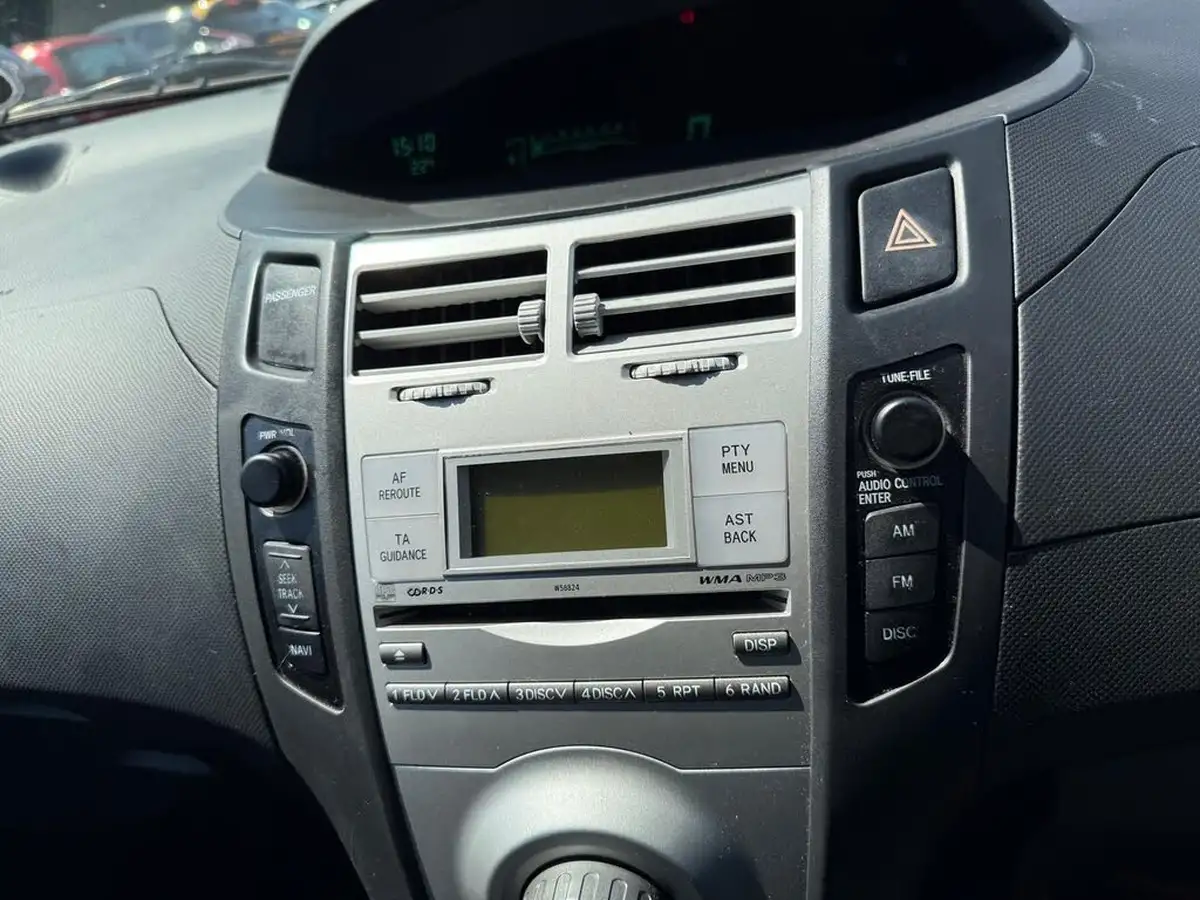 2007-toyota-yaris-13-tr-5d-big-21
