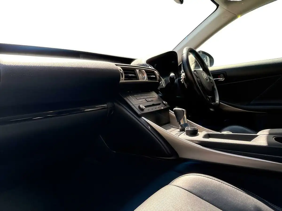 2015-lexus-is-300h-25-executive-edition-big-14