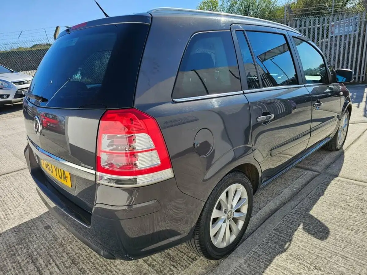 2013-vauxhall-zafira-18-design-140ps-big-7
