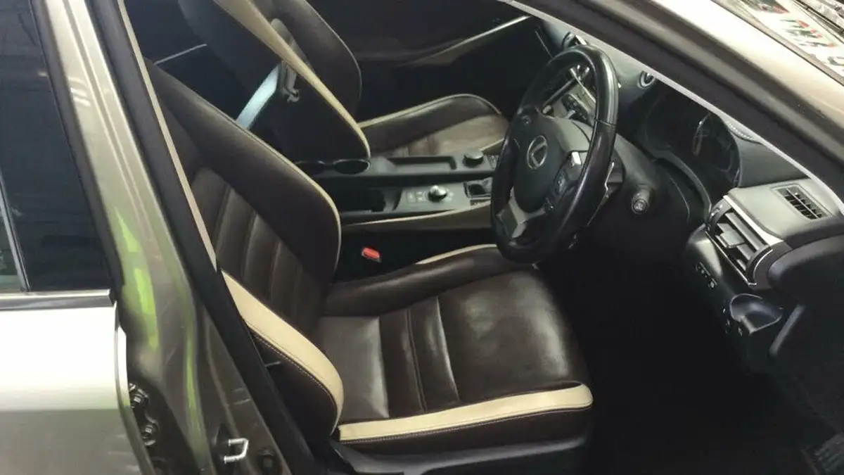 2017-lexus-is-300h-25-advance-big-14